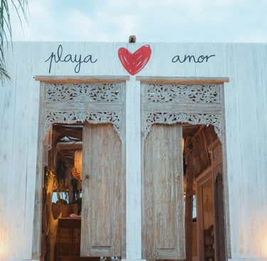 Entrée du restaurant et plage privée Playa Amor à Leucate, une invitation à la détente