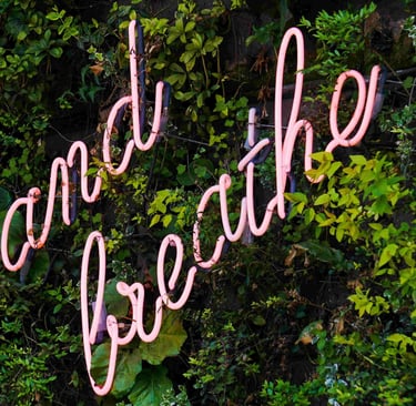 and breathe Schriftzug