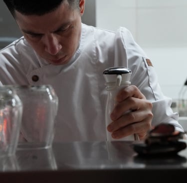 Chef privado de la empresa de catering rollo privado cocinando