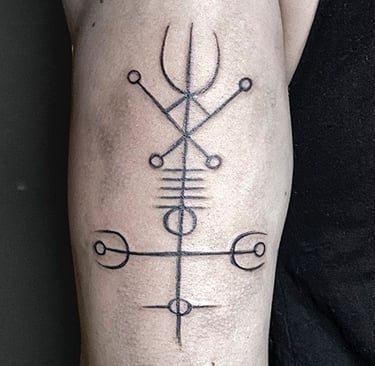 Tatouage d'un Ulfsvard, l'allégeance des loups.