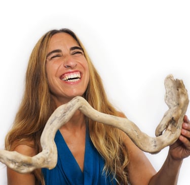 La artesana de joyería Gemma Martín riendo .