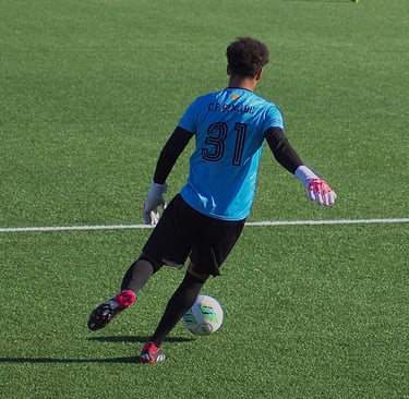 un portero jugador de fútbol golpeando pelota en campo de Castellón amateur