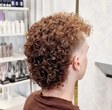 Nuorelle miehelle permanentti eli kiharat ja mullet-hiusmalli