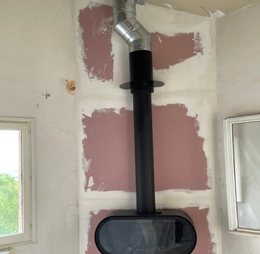 Installation de poêle à bois suspendu mural