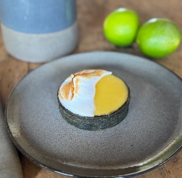 tarte au citron vert et sésame noir