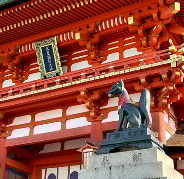Porte rouge du Fushimi Inari-Taisha et son kami renard
