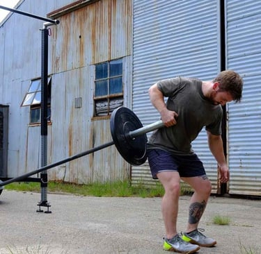 El Mati haciendo remo con landmine. Personal trainer a domicilio en Vitacura.
