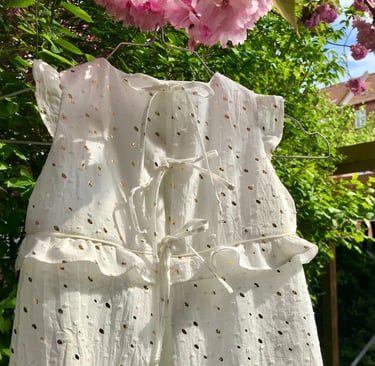 Unik dåbskjole til generationer I lukning af dåbskjole med frynser