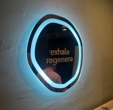 Espejo LED personalizado montado en pared, luz encendida y frase decorativa