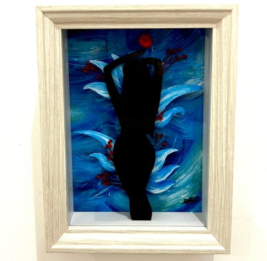 Ilona Paris tableau en diorama de douce relique, une silouhette de femme sur fond bleu