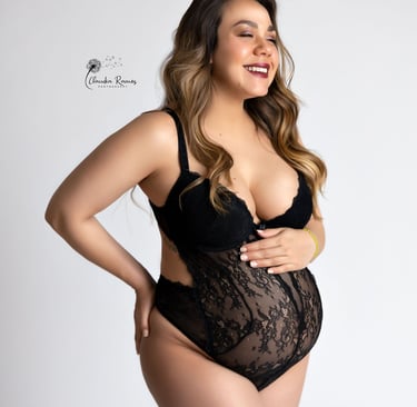 mujer embarazada sonriendo con ropa interior