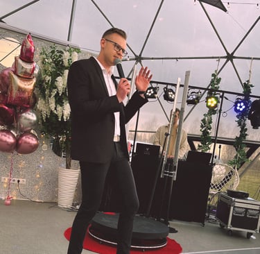 Renginių vedėjas Arjuš Kuranovič veda gimtadienio šventę