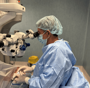 Dr Oftalnova realizando una intervención quirúrgica a un paciente