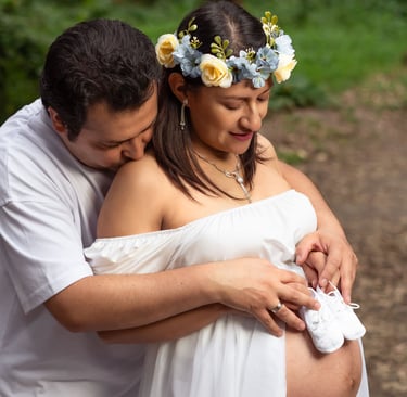 Foto profesional de maternidad embarazo en Quito Ecuador vientre descubierto con zapatos de bebé pareja de esposos