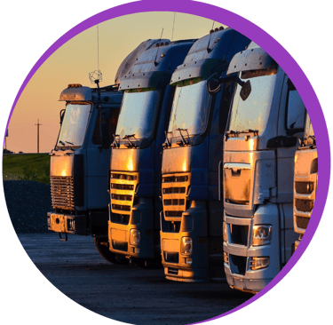 Dans un cadre, l'avant de camions de marchandises
