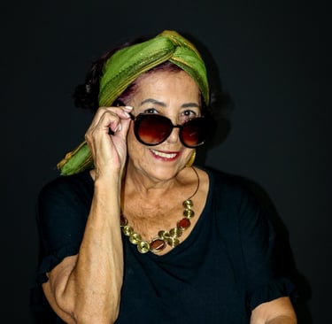 Senhora abaixando os óculos enquanto sorri