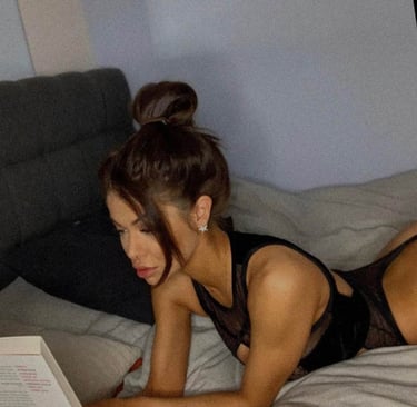 femme lire un livre dans le lit