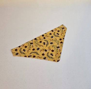 a triangle shaped piece of cloth with a pattern of flowers