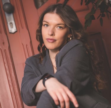 Porträt von junger Frau, schaut in Kamera