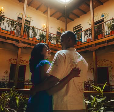 Fotografía turística profesional en Quito, retrato romántico en hotel de la ronda de Quito