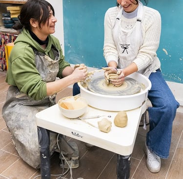 immagine di una lezione di tornio con una allieva