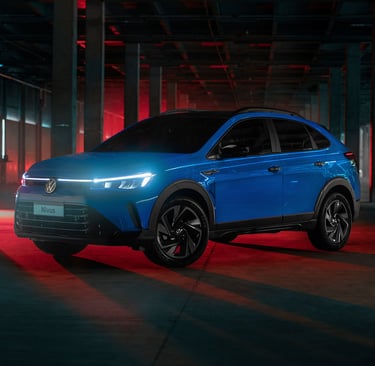 vw nivus 2025 na cor azul com os faróis acesos e retroiluminado por uma luz avermelhadem uma garagem