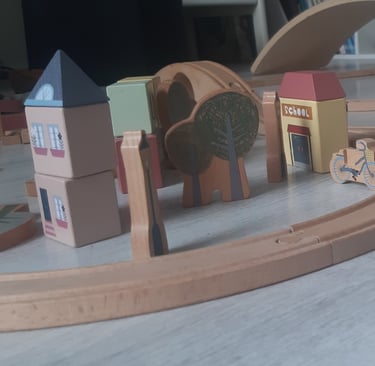 onderdelen van Little Dutch Houtentreinbaan met attributen