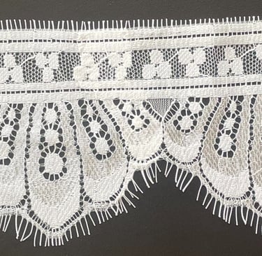 Blonde stosning af skrædder I usynlig syning af vintage look blonde