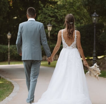 Shooting bei Schloss Hohenstein: Brautpaar Hand in Hand im Schlosspark. 