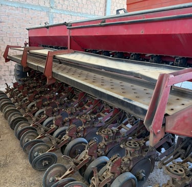 Tipo: Plantadeira | Marca: Semeato | Modelo: SSM 27 | Ano: