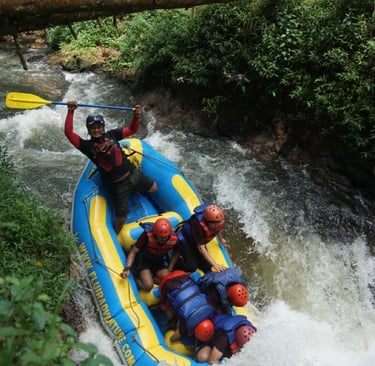 Peserta saat melewati jeram domba sungai palayangan