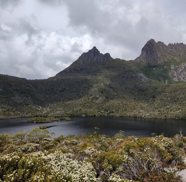 mountais of Cradle Mountain and its main lake