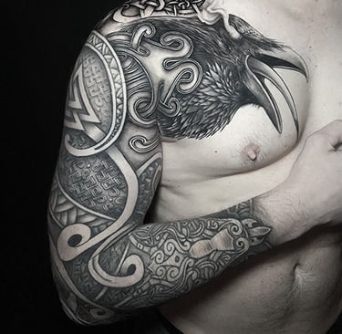 Tatouage viking bras complet avec un corbeau réaliste. Full arm viking tattoo.