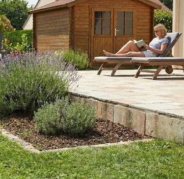 Robot tondeuse autonome tondant le jardin pendant qu’une personne âgée se repose