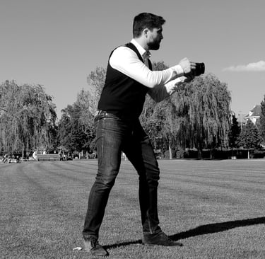 Portrait d’un vidéaste tenant sa caméra en extérieur – photo stylisée en noir et blanc