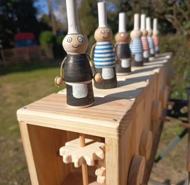 Bigoudènes en bois sur mécanisme type engrenage.