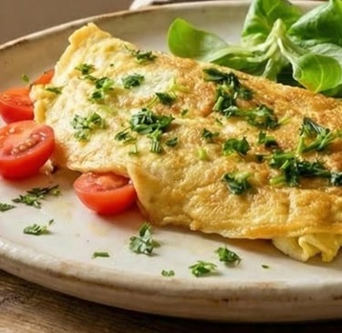 Omelette salata morbida e proteica con verdure fresche.