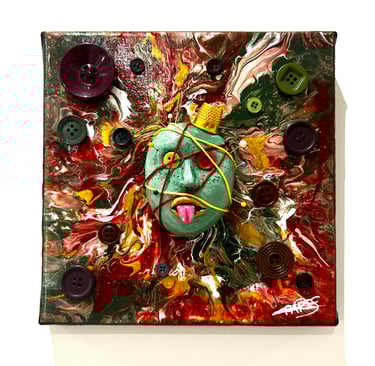 Ilona Paris tableau d'un visage sculpté avec du fil à coudre et des yeux boutons