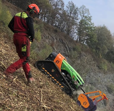 LV 800 Pro Green Climber and operator on steep slope