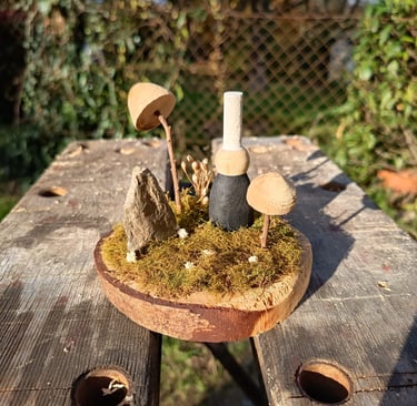 Bigoudène déco sur tranche de bois avec menhir et champignons.
