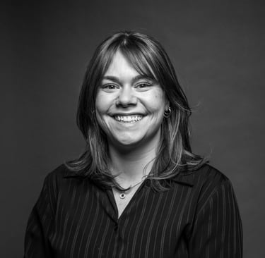Lauriane, une artiste coiffeuse qui sourit en noir et blanc