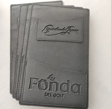 Portacuentas de similcuero para restaurant grabado con logotipo de bodega y bar