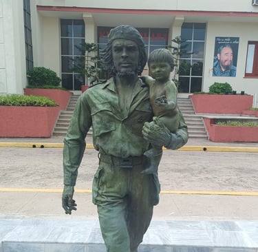 Statua del Che Guevara con bambino a Santa Clara