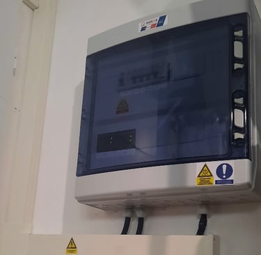 Coffret électrique photovoltaïque installé à Lorgues avec protections et conformité Consuel