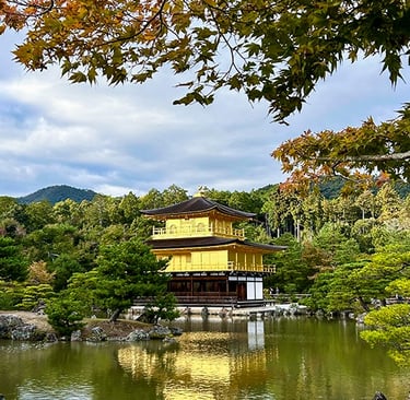 Le Pavillon d'Or de l'autre côté du lac et son reflet dans l'eau