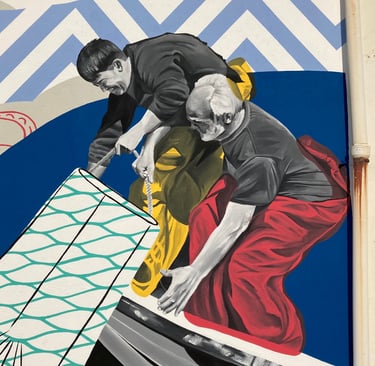 Fachada decorada con pintura plástica, obra de estilo figurativo contemporáneo. Amplias zonas de col