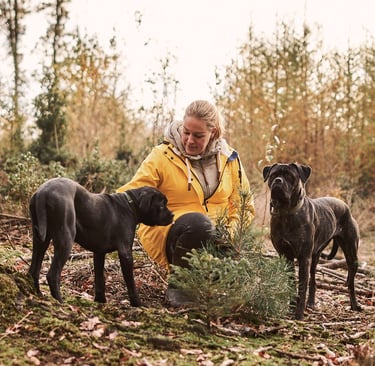 Katja beim Fotoshooting im Wald mit ihren Hunden