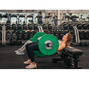 Donne in palestra che si allenano facendo hip thrust