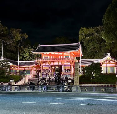 Facade du temple Yasaka Shrine de nuit
