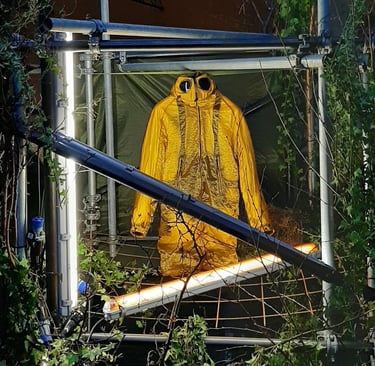 Allestimento tecnico outdoor con struttura in metallo e illuminazione LED, giacca futurista gialla